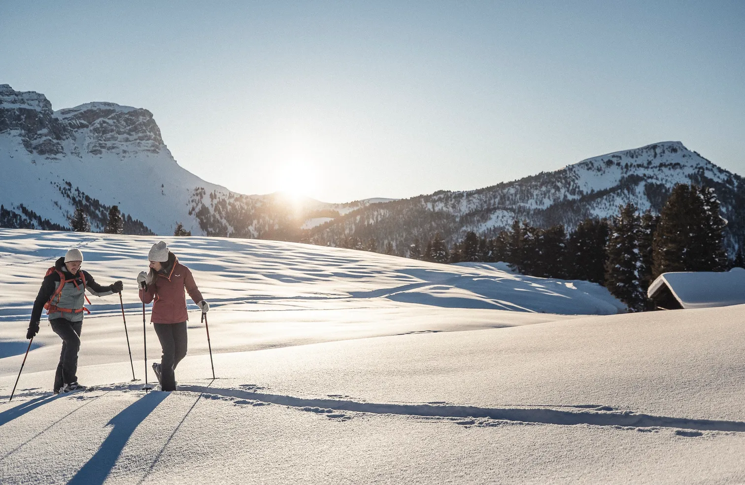 Schneeschuhwanderer vor den markanten Geislerspitzen im Naturpark Puez-Geisler Südtirol