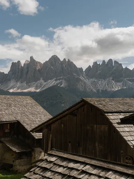 Hamlet Coll in Villnöß: idyllic mountain village with typical South Tyrolean farmhouses in front of the Geisler group