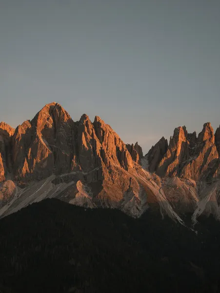 Alpenglow on the Geisler group – Odles rock pinnacles glow orange-red at sunset above Villnöß