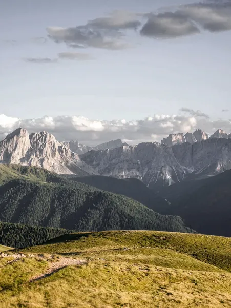 Weitläufige Lüsner Alm mit majestätischem Peitlerkofel im Hintergrund, Wanderparadies in den Südtiroler Dolomiten