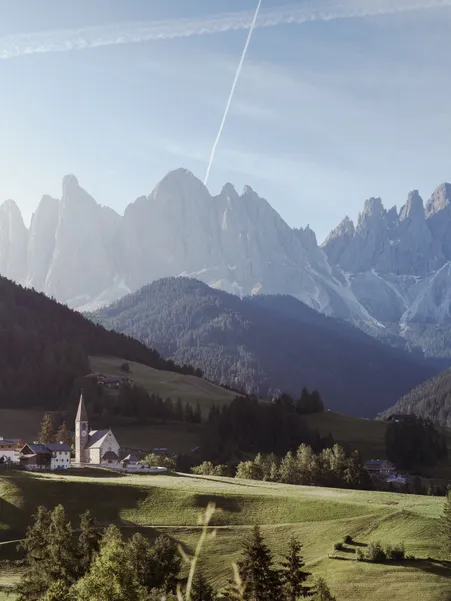 St. Magdalena in Villnöß: world-famous mountain backdrop with Dolomite landmark and the picturesque village church