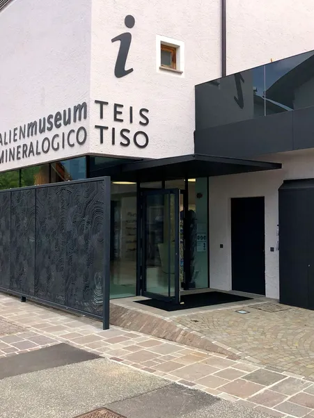 Mineral Museum Teis: entrance to the museum with regional mineral treasures from the Villnöß Dolomites