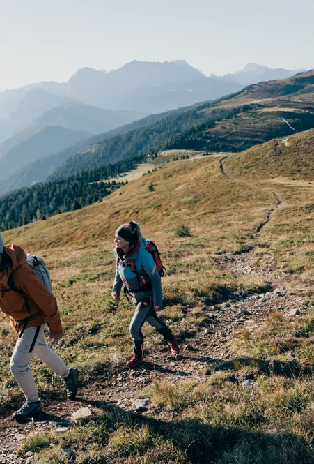 Wanderer auf der Lüsner Alm mit Bergpanorama – idyllische Almlandschaft und weitläufige Wanderwege in Südtirol