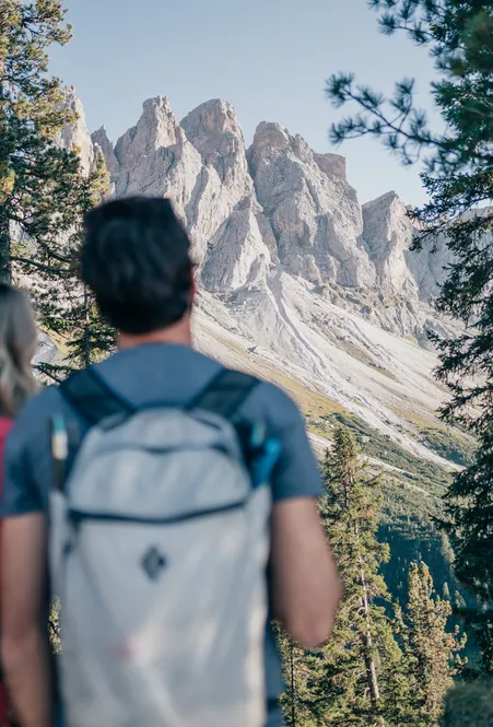 Panoramaweg mit spektakulärem Geislerblick in Villnöß – UNESCO-Welterbe Dolomiten und Bergkulisse bei Sonnenschein
