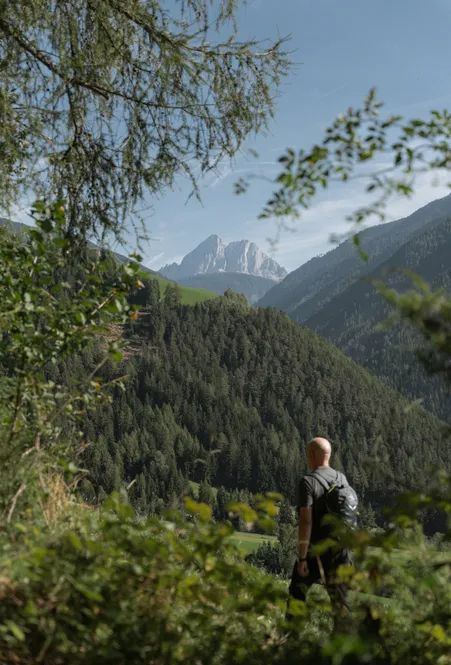 Almwanderung mit Blick auf den markanten Peitlerkofel bei Lüsen – sanftes Mittelgebirge und Dolomitenpanorama
