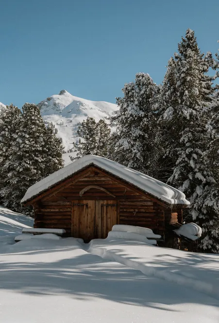 Winterlandschaft am Petrundergampl in den Dolomiten mit verschneiten Almwiesen und Bergpanorama
