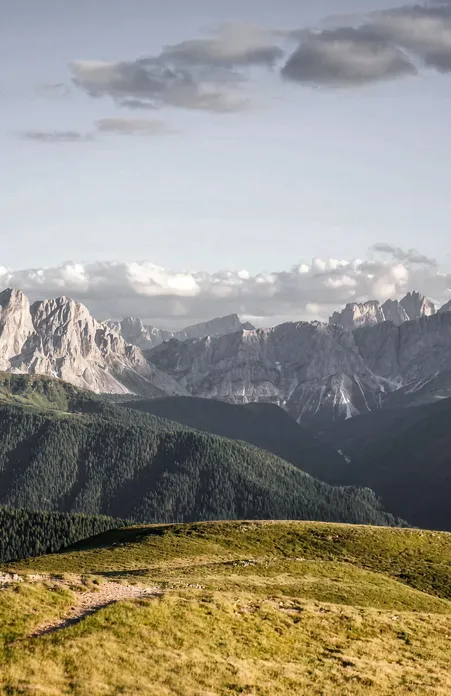 Weitläufige Lüsner Alm mit majestätischem Peitlerkofel im Hintergrund, Wanderparadies in den Südtiroler Dolomiten