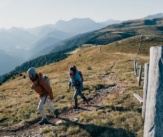 Wanderer auf der Lüsner Alm mit Bergpanorama – idyllische Almlandschaft und weitläufige Wanderwege in Südtirol